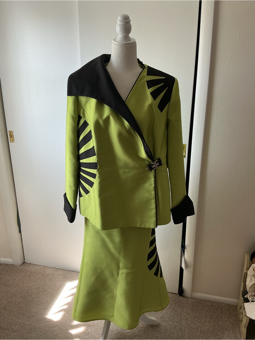 DONNA VINCI JACKET & SKIRT SET - SIZE 16